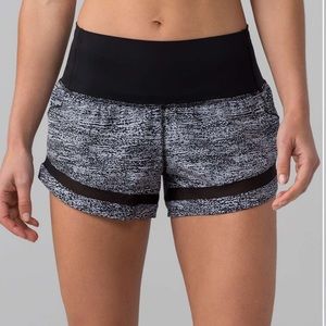 LULULEMON pace perfect short 3” patterned